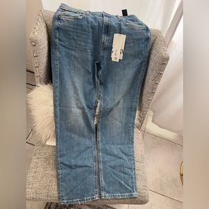 I’m selling these beautiful jeans from Zara